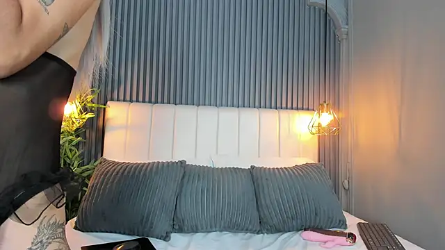 LunaBloomn online show from October 8, 2025, 5:54 pm