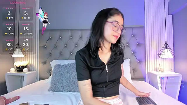 LunaBloomn online show from November 4, 2025, 5:23 pm