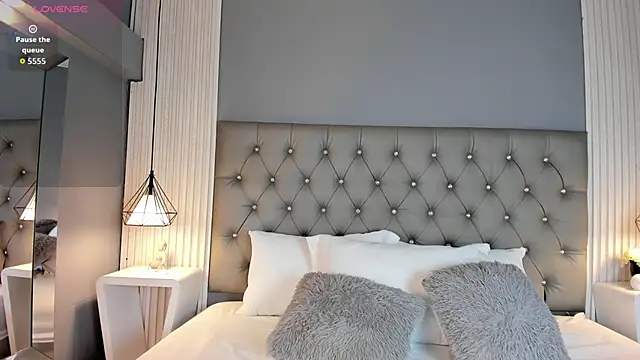 LunaBloomn online show from November 8, 2025, 5:12 pm