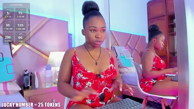 Snapshot of SophieSinclair chatting on February 1, 2026, 1:37 am SophieSinclair online show from February 1, 2026, 1:37 am