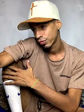 Snapshot of Alexx_1214 chatting on September 13, 2025, 2:44 am Alexx 1214 online show from September 13, 2025, 2:44 am