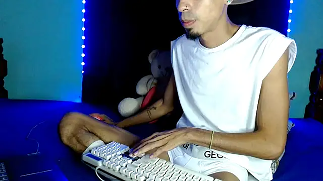 Snapshot of Alexx_1214 chatting on October 18, 2025, 4:04 am Alexx 1214 online show from October 18, 2025, 4:04 am