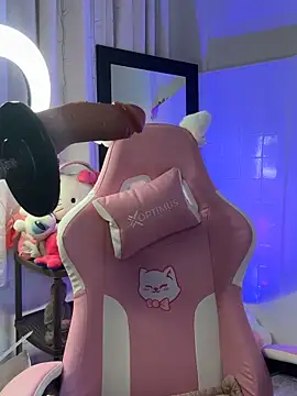 ashlynnlowe  online show from April 12, 2026, 10:59 pm