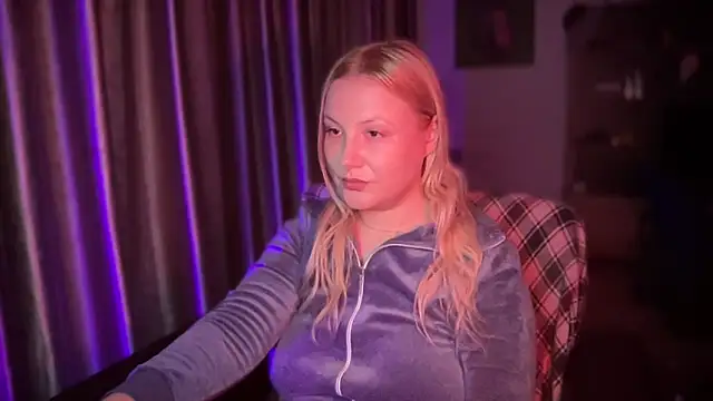 BikiHellena online show from December 14, 2025, 7:03 am