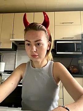 MartaLuna  online show from October 28, 2025, 8:40 am