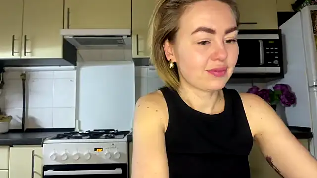 MartaLuna  online show from March 6, 2026, 9:11 pm