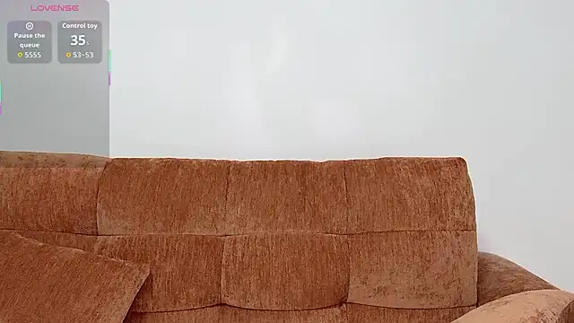 qiqi-2025 online show from February 14, 2026, 9:11 pm