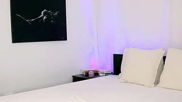 Snapshot of LeahDenver chatting on October 7, 2025, 7:05 am LeahDenver online show from October 7, 2025, 7:05 am