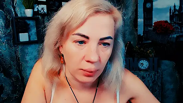 EmmaCat  online show from November 13, 2025, 6:56 am