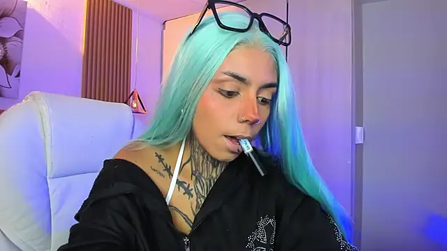 KoraRousee online show from October 30, 2025, 1:23 pm