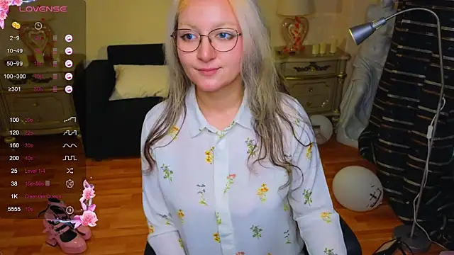 JuicyLullu online show from November 9, 2025, 11:30 am