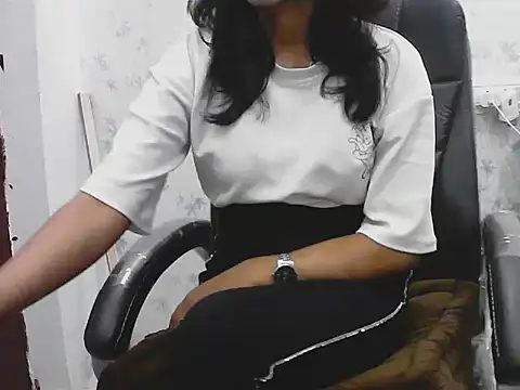 short girl  online show from February 25, 2026, 5:55 pm