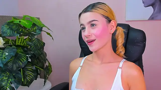 Snapshot of ChloeLaurentt chatting on March 24, 2026, 1:21 am ChloeLaurentt online show from March 24, 2026, 1:21 am