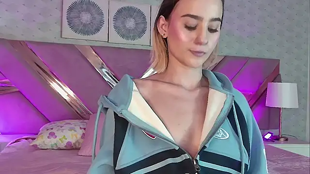 ChloeLaurentt online show from July 16, 2026, 4:29 am