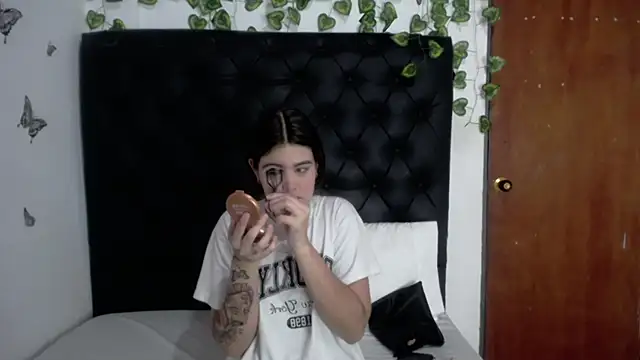 Snapshot of isabel_09 chatting on April 8, 2026, 12:27 pm isabel 09 online show from April 8, 2026, 12:27 pm