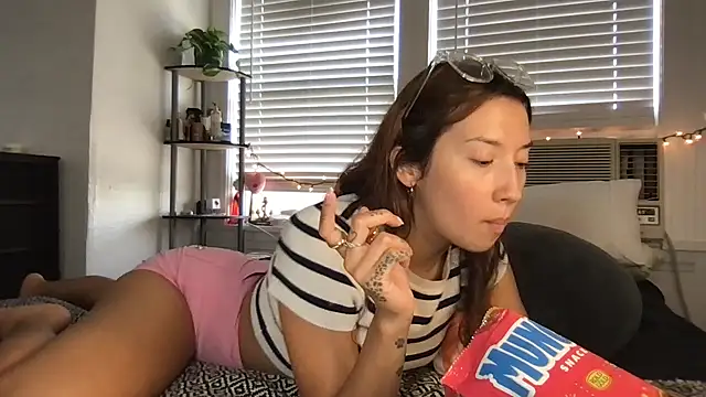 Snapshot of yoursweetestlilly chatting on September 21, 2025, 11:39 pm yoursweetestlilly online show from September 21, 2025, 11:39 pm