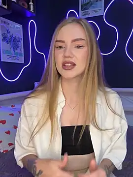 Snapshot of MilaMoone chatting on October 19, 2025, 9:10 am MilaMoone online show from October 19, 2025, 9:10 am
