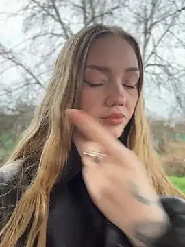 MilaMoone online show from April 3, 2026, 12:36 pm