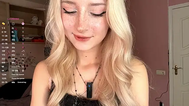 FridaAaberg online show from November 14, 2025, 7:07 am