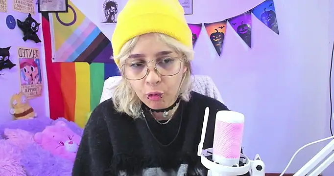 NekoWaifu online show from October 25, 2025, 1:18 pm