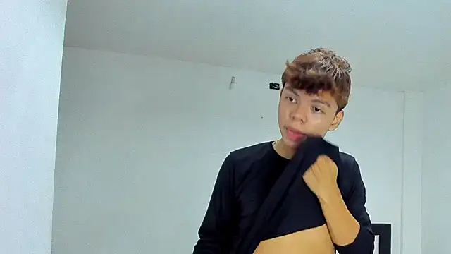 Zacktorres  online show from December 22, 2025, 11:57 pm