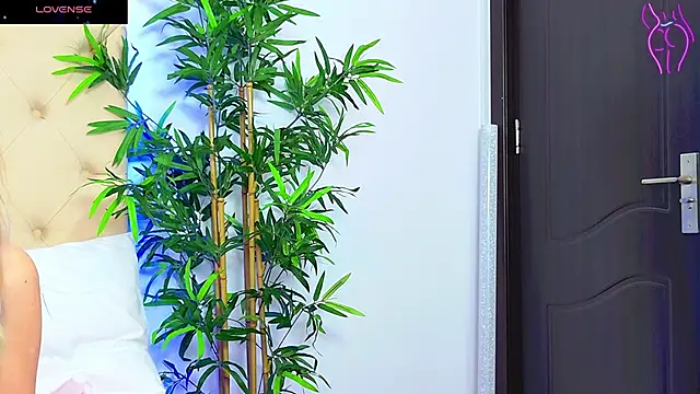 Snapshot of CoraVex chatting on September 22, 2025, 4:25 am CoraVex online show from September 22, 2025, 4:25 am