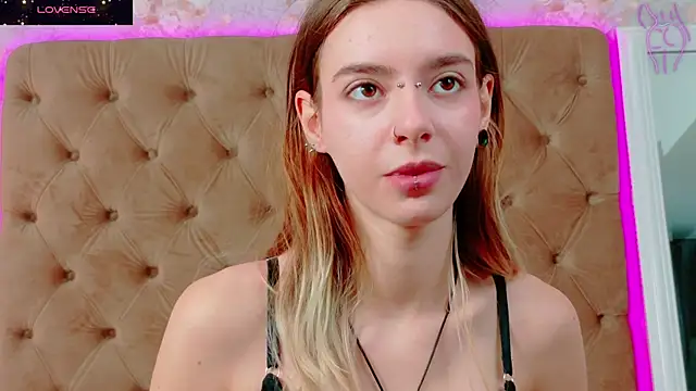 Snapshot of CoraVex chatting on November 13, 2025, 5:17 am CoraVex online show from November 13, 2025, 5:17 am