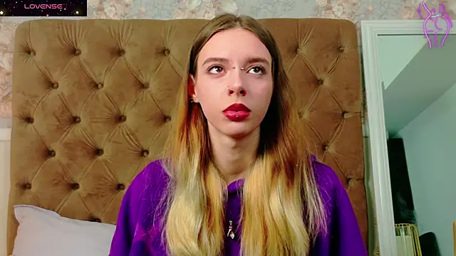 Snapshot of CoraVex chatting on December 4, 2025, 5:06 am CoraVex online show from December 4, 2025, 5:06 am