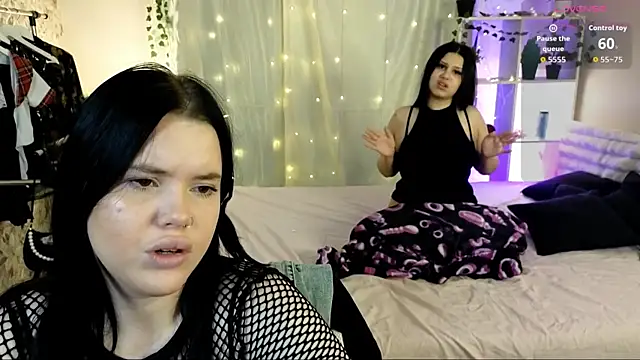 Snapshot of LoNik_Tvvins chatting on October 3, 2025, 12:46 pm LoNik Tvvins online show from October 3, 2025, 12:46 pm