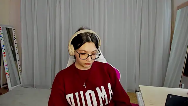 Snapshot of CarolKitty chatting on November 4, 2025, 7:51 am CarolKitty online show from November 4, 2025, 7:51 am