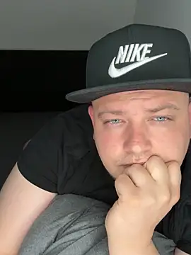 xXLustMolchXx online show from September 29, 2025, 4:23 pm