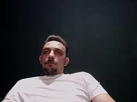 Snapshot of guesswhatbitch chatting on September 28, 2025, 7:41 pm guesswhatbitch online show from September 28, 2025, 7:41 pm