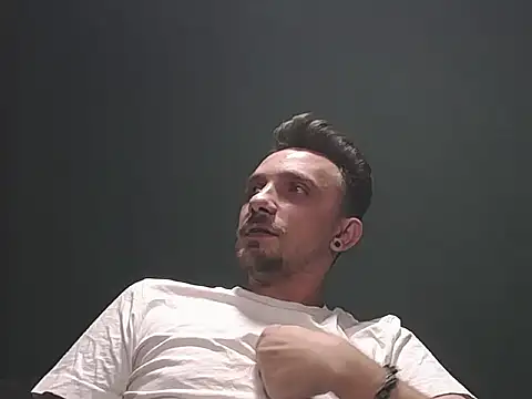 Snapshot of guesswhatbitch chatting on October 3, 2025, 7:44 pm guesswhatbitch online show from October 3, 2025, 7:44 pm