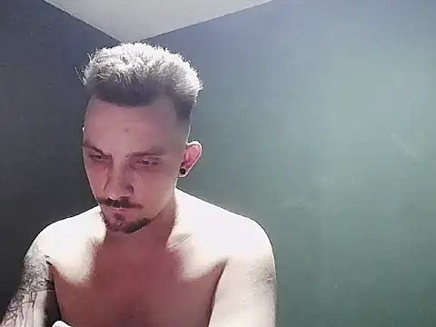 Snapshot of guesswhatbitch chatting on October 4, 2025, 11:47 pm guesswhatbitch online show from October 4, 2025, 11:47 pm