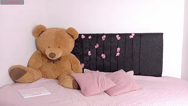 Natashaparker   online show from October 6, 2025, 7:44 pm