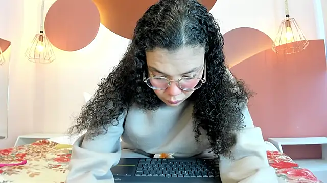 SweetStarr  online show from September 30, 2025, 12:54 pm