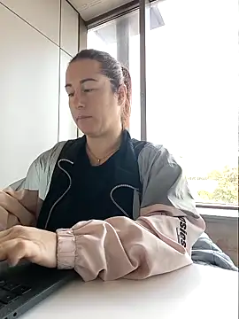 bichota85 online show from December 3, 2025, 9:40 am