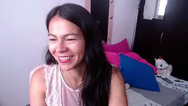 camilavargas  online show from November 17, 2025, 4:35 pm