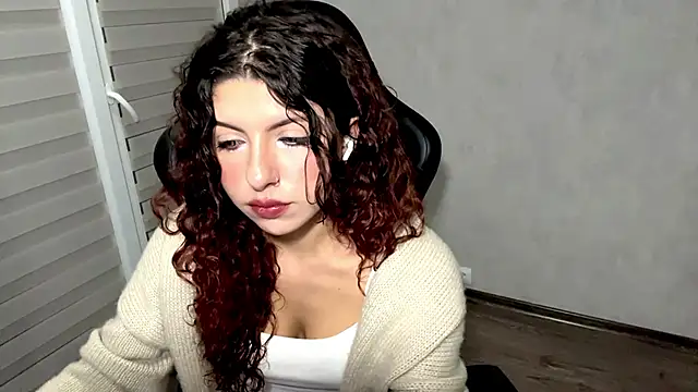 BabyJune18 online show from September 26, 2025, 5:39 pm