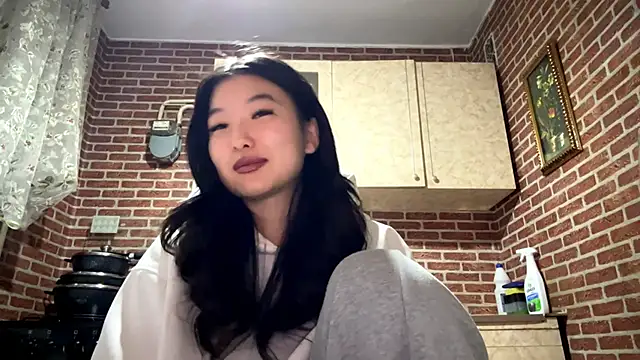 EmmaLeexth online show from February 9, 2026, 2:10 pm