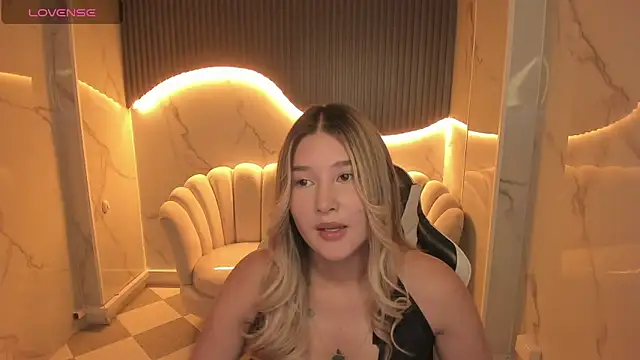 Snapshot of Emma1_b_ chatting on October 15, 2025, 8:09 pm Emma1 b  online show from October 15, 2025, 8:09 pm
