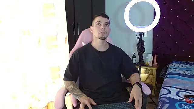 Snapshot of BooyHott_ chatting on November 4, 2025, 6:40 pm BooyHott online show from November 4, 2025, 6:40 pm