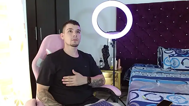 Snapshot of BooyHott_ chatting on November 5, 2025, 6:41 pm BooyHott online show from November 5, 2025, 6:41 pm