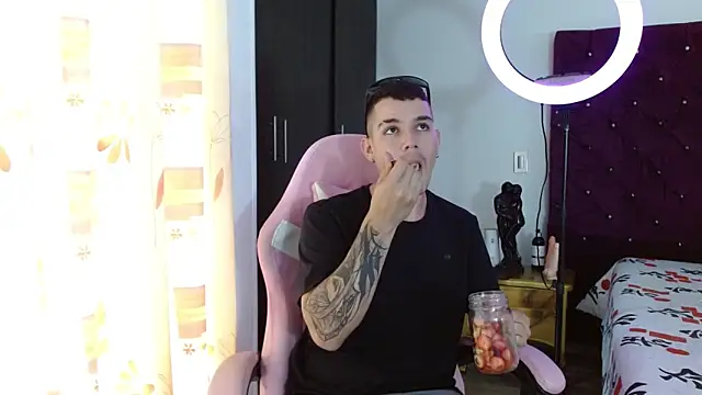 Snapshot of BooyHott_ chatting on November 13, 2025, 6:51 pm BooyHott online show from November 13, 2025, 6:51 pm