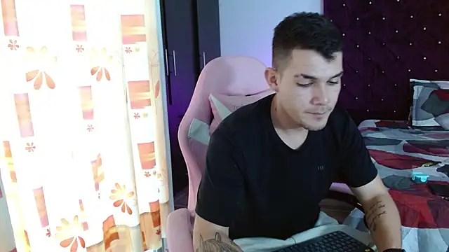 Snapshot of BooyHott_ chatting on November 21, 2025, 7:34 pm BooyHott online show from November 21, 2025, 7:34 pm