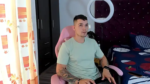 Snapshot of BooyHott_ chatting on November 26, 2025, 6:53 pm BooyHott online show from November 26, 2025, 6:53 pm