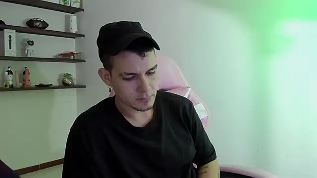 Snapshot of BooyHott_ chatting on December 17, 2025, 9:43 pm BooyHott online show from December 17, 2025, 9:43 pm