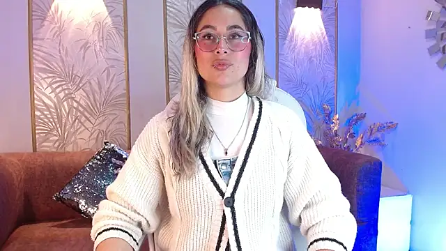 Snapshot of LunaaGrey_ chatting on October 4, 2025, 4:21 am LunaaGrey  online show from October 4, 2025, 4:21 am