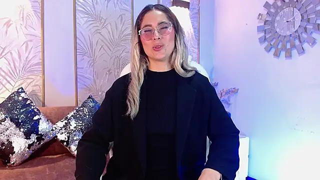 Snapshot of LunaaGrey_ chatting on October 10, 2025, 3:49 am LunaaGrey  online show from October 10, 2025, 3:49 am