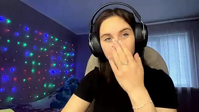 Snapshot of MollyPartey chatting on October 22, 2025, 9:09 am MollyPartey online show from October 22, 2025, 9:09 am